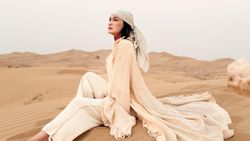Luna Maya Jadi Desert Goddess di Dubai, Pose-posenya Aduhai!