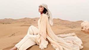 Pose menatap horizon gurun makin bikin Luna kayak model editorial internasional. Foto: Instagram Luna Maya