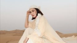 Luna Maya Jadi Desert Goddess di Dubai, Pose-posenya Aduhai!