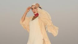 Luna Maya Jadi Desert Goddess di Dubai, Pose-posenya Aduhai!