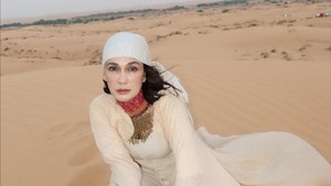 Luna menulis “Swept away by the desert wind,” seolah hanyut oleh keindahan gurun Dubai. Foto: Instagram Luna Maya