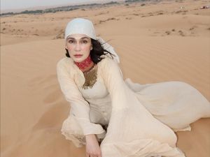 Luna Maya Jadi Desert Goddess di Dubai, Pose-posenya Aduhai!