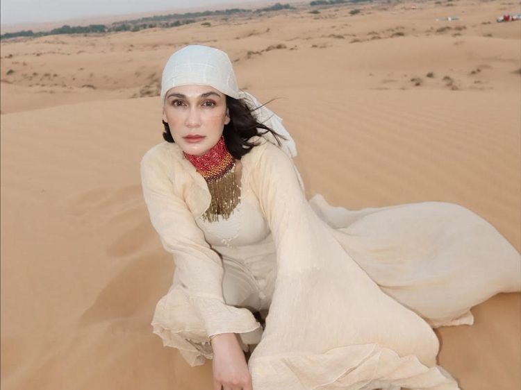 Luna Maya Jadi Desert Goddess di Dubai, Pose-posenya Aduhai!