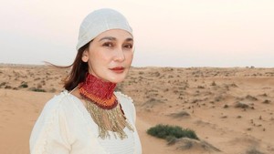 Kalung merah bermanik dan detail emas jadi statement bold yang bikin look makin standout. Foto: Instagram Luna Maya