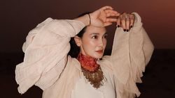 Luna Maya Jadi Desert Goddess di Dubai, Pose-posenya Aduhai!