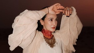 Meski simpel, styling Luna Maya tetap on point menunjukkan kesan bebas dan chic. Foto: Instagram Luna Maya