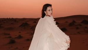Pemotretan outdoor ini berhasil memancarkan sisi misterius sekaligus hangat dari Luna Maya. Foto: Instagram Luna Maya