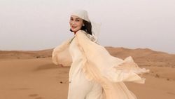 Luna Maya Jadi Desert Goddess di Dubai, Pose-posenya Aduhai!