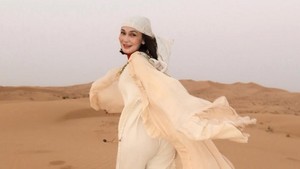 Tunik longgar yang berkibar tertiup angin gurun bikin vibe desert goddess makin terasa. Foto: Instagram Luna Maya