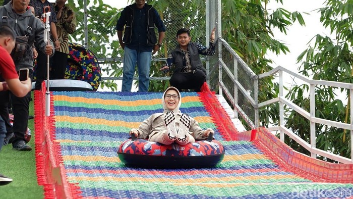 Menikmati Liburan dengan Wahana Rainbow Slide di Kaki Gunung Semeru