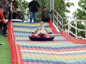 Menikmati Liburan dengan Wahana Rainbow Slide di Kaki Gunung Semeru