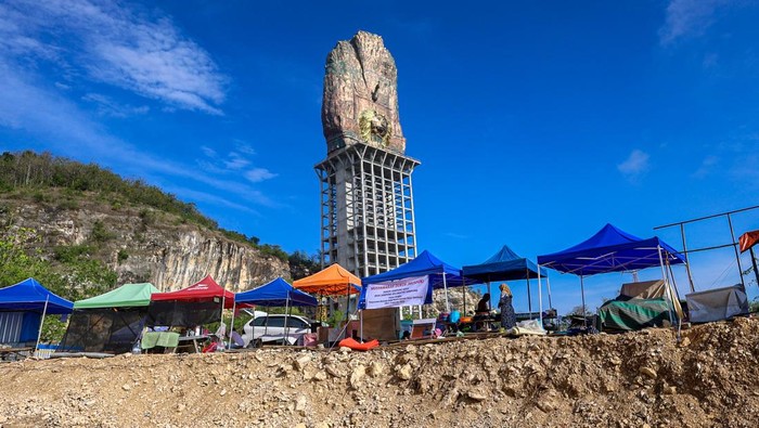 Sejumlah warga mengunjungi Monumen Reog Ponorogo di Sampung, Ponorogo , Jawa Timur, Minggu (2/11/2025). Saat libur akhir pekan, kawasan Monumen Reog Ponorogo itu dikunjungi ratusan wisatawan dari berbagai daerah meskipun seluruh proyek kawasan wisata terpadu Monumen Reog dan Museum Peradaban (MRMP) belum rampung. ANTARA FOTO/Muhammad Mada/rwa.