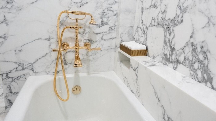 Kamar Mandi Lincoln di Gedung Putih, Washington D.C., kini tampil semakin mewah usai menjalani proses renovasi. Area bersejarah yang pernah digunakan oleh Presiden Abraham Lincoln itu kini dilengkapi marmer berpoles tinggi, yang digambarkan oleh Presiden AS Donald Trump sebagai “seindah patung klasik”. Dalam foto yang dirilis melalui media sosial pada 31 Oktober 2025, tampak interior kamar mandi tersebut memancarkan nuansa elegan dan megah khas abad ke-19, berpadu dengan sentuhan modern. Permukaan marmer putih berkilau di sekitar bak mandi menjadi daya tarik utama, mempertegas kesan mewah sekaligus menjaga nilai historis ruangan.