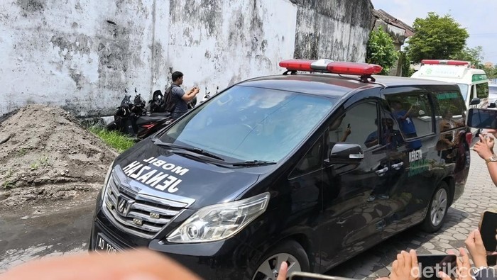Mobil pengantar jenazah Raja Solo PB XIII, di Keraton Surakarta, Minggu (2/10/2025).