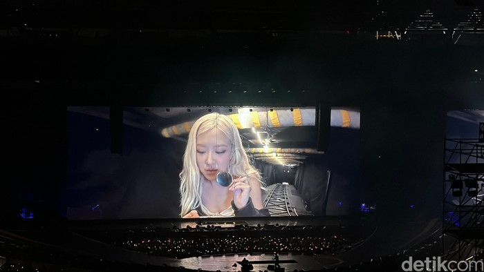 Momen Rose BLACKPINK makan nasi goreng di konser Jakarta (1/11).