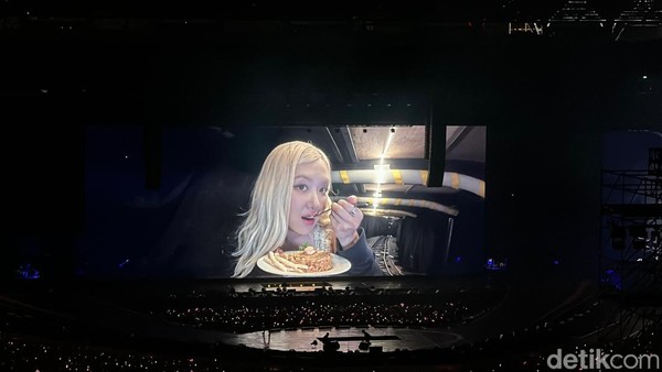Rose BLACKPINK Makan Nasi Goreng di Jakarta hingga Pizza di New York