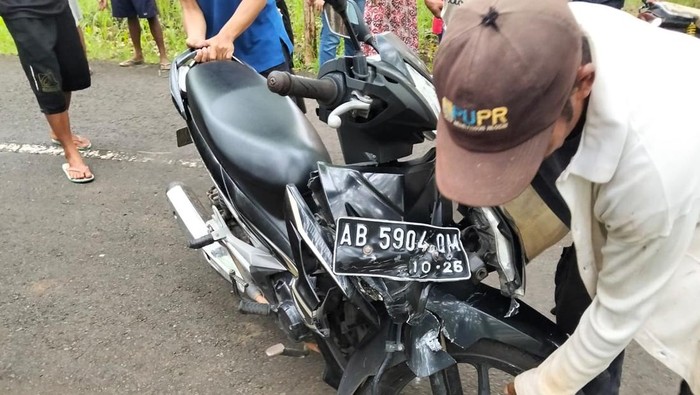 Motor yang menabrak pembatas Jalan di Jalan Raya Semanu-Wediutah, Ngeposari, Semanu, Gunungkidul.