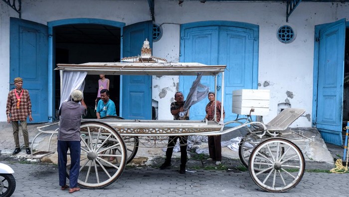 Abdi dalem keraton menyiapkan Kereta Pusaka Pralaya untuk digunakan membawa jenazah Raja Keraton Kasunanan Surakarta Hadiningrat Sri Susuhunan Paku Buwana XIII di Solo, Jawa Tengah, Minggu (2/11/2025). Paku Buwana XIII meninggal dunia pada usia 77 tahun dan akan dimakamkan di Astana Raja-raja Mataram Imogiri, Yogyakarta pada Rabu (5/11/2025) mendatang. ANTARAFOTO/Maulana Surya