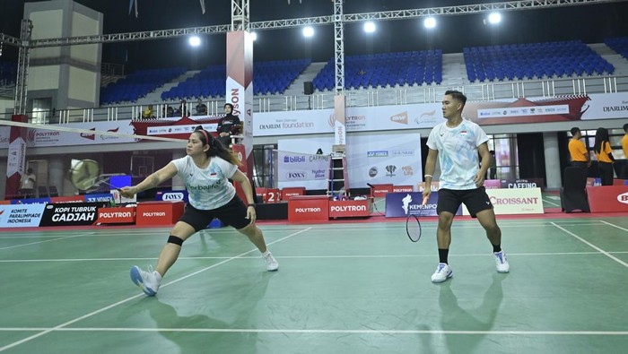 Hikmat Ramdani/Leani Ratri Oktila menyumbangkan medali emas dari nomor Ganda Campuran SL 3 - SU 5 untuk Indonesia setelah mengalahkan rekan senegara mereka, Fredy Setiawan/Khalimatus Sadiyah di final Polytron Indonesia Para Badminton
International 2025.