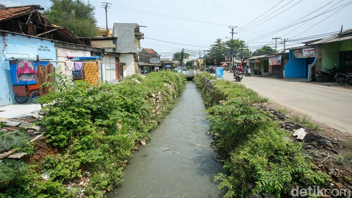 Tujuh bulan setelah penertiban bangunan liar di bantaran Kali Baru, kawasan Tambun Selatan, Kabupaten Bekasi, kondisi lahan kini tampak tidak terurus. Rumput liar tumbuh lebat di area bekas bangunan yang sebelumnya dibongkar oleh pemerintah daerah.
