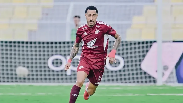 Pemain PSM Makassar Victor Luiz solo run dalam laga melawan Madura United di Stadion Gelora BJ Habibie.
