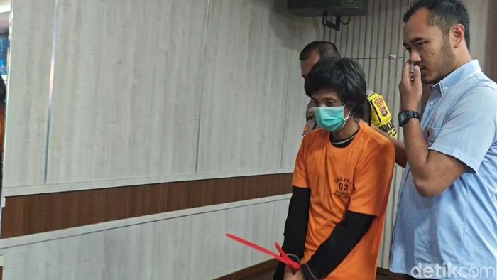Beny pembunuh mantan istri saat digiring petugas