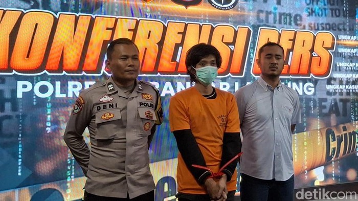 Beny (tengah) pelaku pembunuhan mantan istri