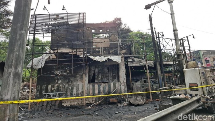 Penampakan pos polisi hangus terbakar usai truk BBM terguling di Cianjur