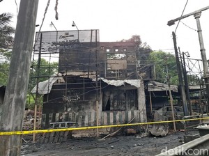 7 Bangunan-9 Kendaraan Hangus Buntut Truk BBM Terguling di Cianjur