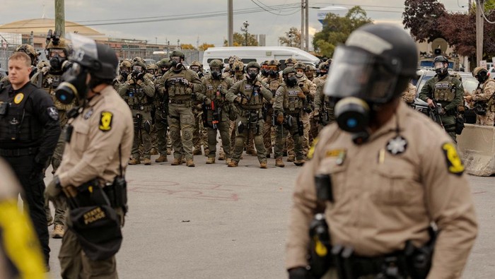 Suasana di luar fasilitas ICE Broadview, Chicago, memanas pada Sabtu (1/11/2025) waktu setempat. Sejumlah pengunjuk rasa berkumpul menentang kebijakan imigrasi dan kehadiran aparat federal tambahan yang diperintahkan oleh Presiden AS Donald Trump. REUTERS/Jim Vondruska