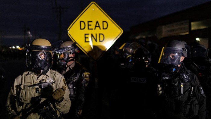 Suasana di luar fasilitas ICE Broadview, Chicago, memanas pada Sabtu (1/11/2025) waktu setempat. Sejumlah pengunjuk rasa berkumpul menentang kebijakan imigrasi dan kehadiran aparat federal tambahan yang diperintahkan oleh Presiden AS Donald Trump. REUTERS/Jim Vondruska