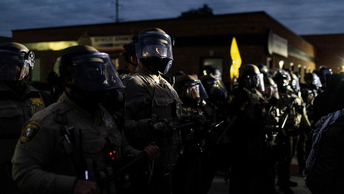 Suasana di luar fasilitas ICE Broadview, Chicago, memanas pada Sabtu (1/11/2025) waktu setempat. Sejumlah pengunjuk rasa berkumpul menentang kebijakan imigrasi dan kehadiran aparat federal tambahan yang diperintahkan oleh Presiden AS Donald Trump. REUTERS/Jim Vondruska