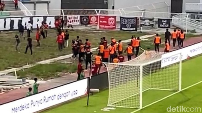 Penonton memasuki area lapangan jelang babak kedua PSM Makassar Vs Madura United dimulai di Stadion Gelora BJ Habibie.