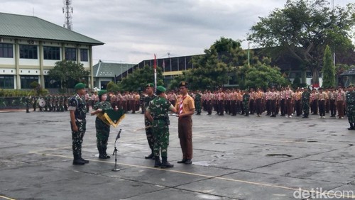 Penutupan Persami KKRI yang diikuti 500 siswa SMK se-Bali di Rindam IX/Udayana, Kecamatan Kediri, Tabanan, Minggu (2/11/2025). (Foto: Krisna Pradipta/detikBali)
