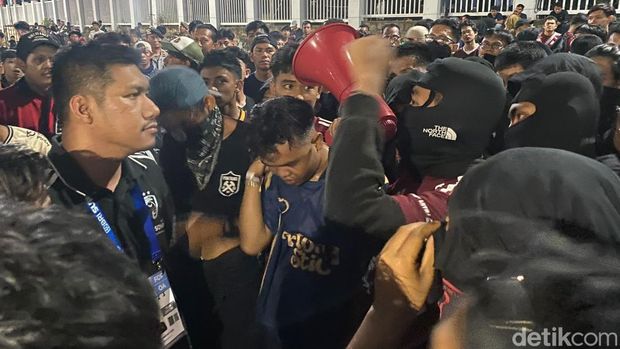 Perayaan hari ulang tahun (HUT) ke-110 PSM Makassar diwarnai aksi demo dari kelompok suporter di Stadion Gelora BJ Habibie.
