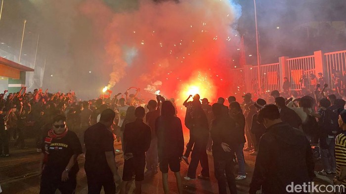 Perayaan hari ulang tahun (HUT) ke-110 PSM Makassar diwarnai aksi demo dari kelompok suporter di Stadion Gelora BJ Habibie.