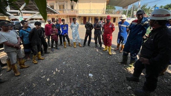 Tim Pertagas bersama masyarakat, pemerintah desa, dan aparat saat penanganan wilayah illegal tapping.