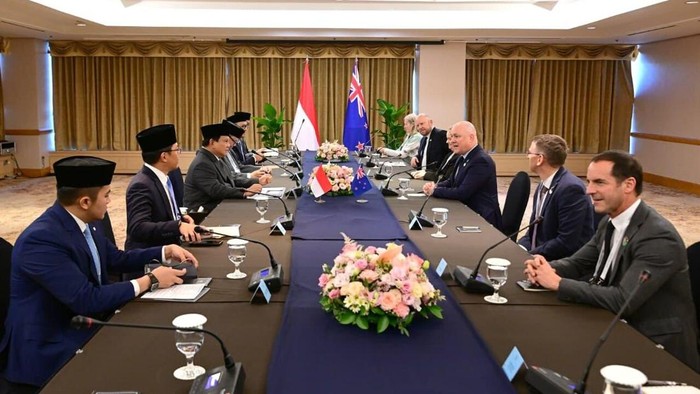 Pertemuan bilateral Prabowo dengan Perdana Menteri (PM) Selandia Baru Christopher Luxon di Ruang Agenas, Hotel Lahan Select Gyeongju