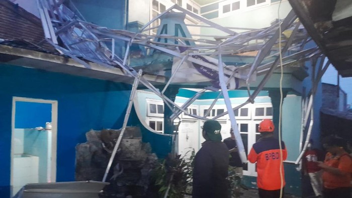 Petugas BPBD Kabupaten Malang melakukan asesmen dampak angin puting beliung