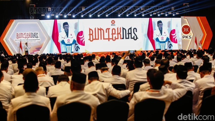 Partai Keadilan Sejahtera (PKS) menggelar Bimbingan Teknis Nasional (Bimteknas) di Jakarta, Minggu (2/11/2025). Kegiatan ini diikuti oleh 1.560 anggota legislatif PKS dari DPR dan DPRD seluruh Indonesia dengan tingkat kehadiran mencapai 99 persen.
