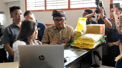 Plt Dirut PT Pos Indonesia, Haris, bersama Menkomdigi Meutya Hafid meninjau Kantor Pos Abiansemal, Badung, Minggu (2/11/2025). (Agus Eka/detikBali)