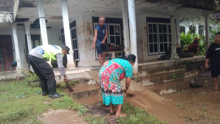 Polisi Malang Bantu Warga Bersihkan Rumah Usai Terdampak Banjir