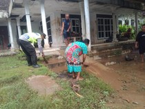 Polisi Malang Bantu Warga Bersihkan Rumah Usai Terdampak Banjir