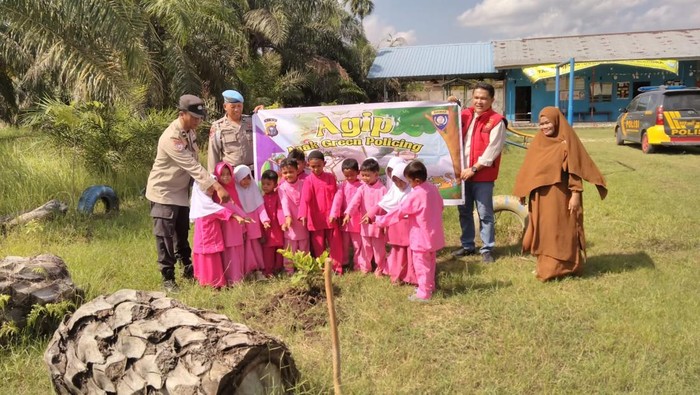 Polisi menggelar sosialisasi Green Policing dan menanam pohon di TK di Dumai, Riau.