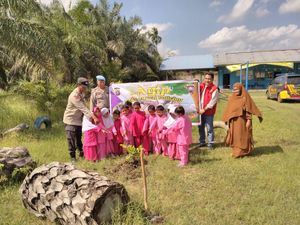 Tanam Peduli Lingkungan Sejak Dini, Polisi Edukasi Green Policing di TK Dumai