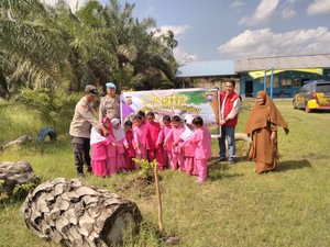 Tanam Peduli Lingkungan Sejak Dini, Polisi Edukasi Green Policing di TK Dumai