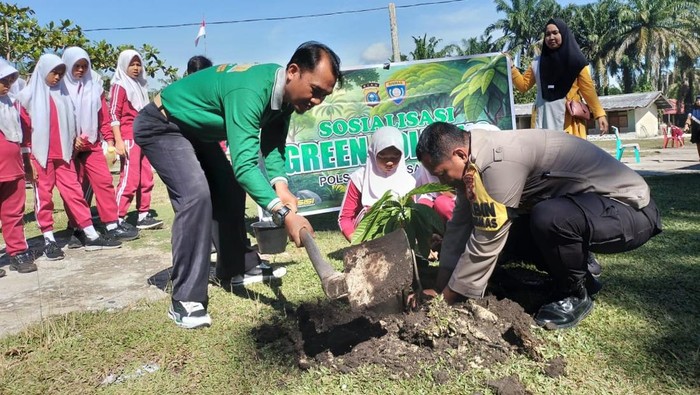 Polres Rohul menanam pohon di 22 lokasi mewujudkan Green Policing, Sabtu (1/11/2025).