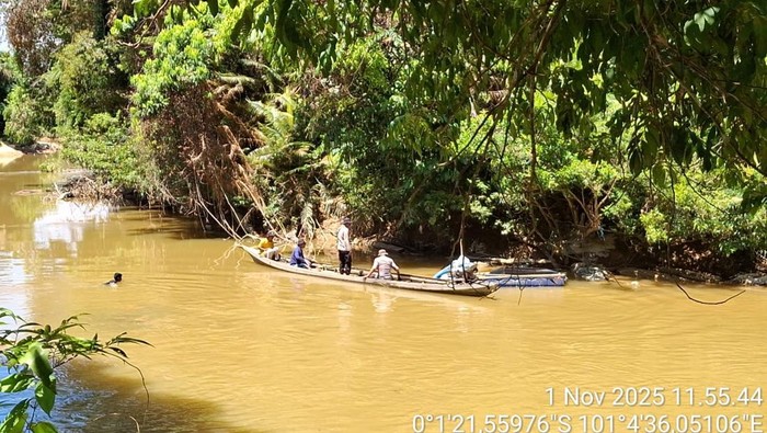 Polsek Kampar Kiri melakukan penyisiaran di sepanjang sungai, Sabtu (1/11/2025).
