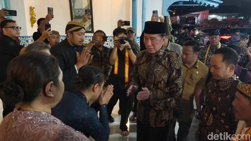 Presiden ke-7 Republik Indonesia Joko Widodo (Jokowi), saat melayat PB XIII di Keraton Kasunanan Surakarta, Minggu (2/11/2025).
