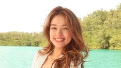 Potret Rebecca Klopper di Pulau Seribu, Manja di Tengah Lautan Biru!